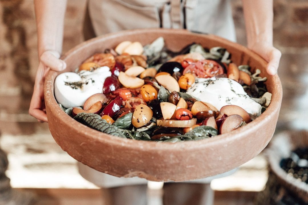 Pêches plates et burrata : l'assiette de juin qui se passe du four