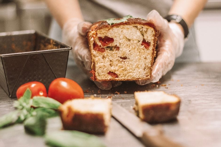 Cake salé au jambon et aux olives : l'allié des pique-niques et des apéros