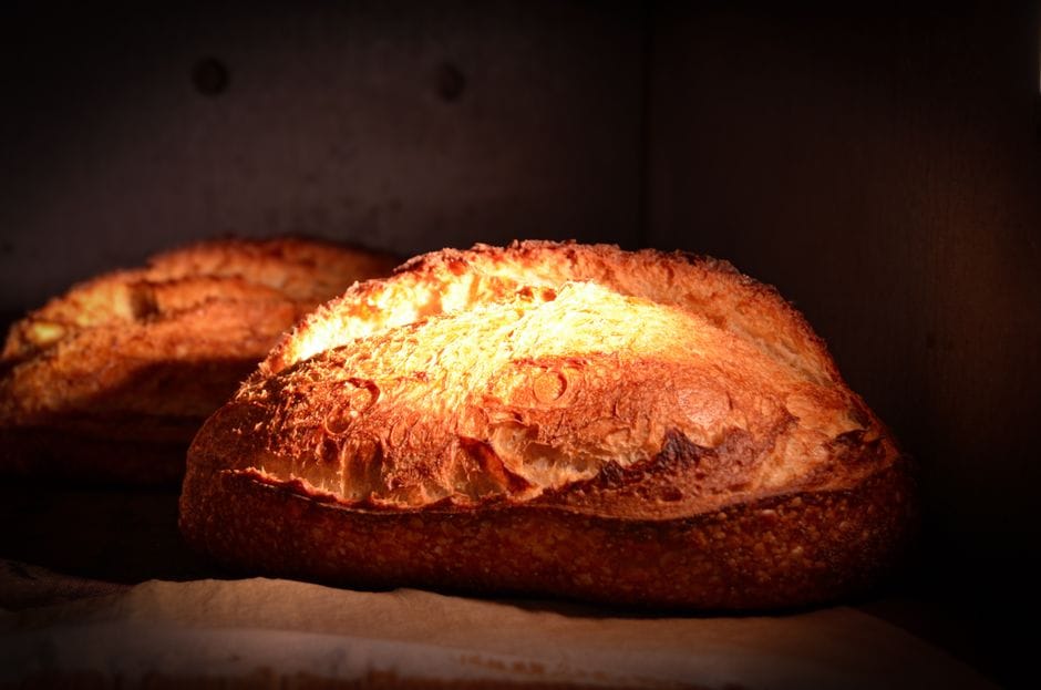 Pain maison sans pétrissage : la miche croustillante à la portée de tous