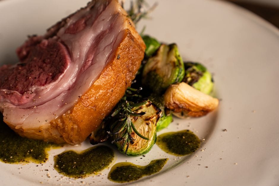 Gigot d'agneau de Pâques : la pièce de viande rôtie qui réunit la famille