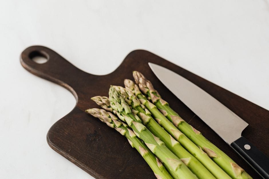 Tarte fine aux asperges et chèvre frais : le printemps dans une assiette