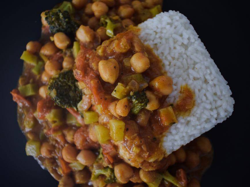 Curry de pois chiches et épinards : un plat végétarien qui tient au corps