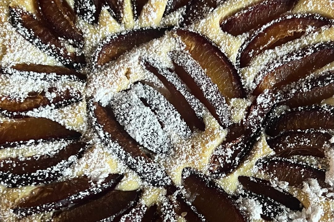 Clafoutis aux reines-claudes de fin d'été : pourquoi fariner les prunes avant de les incorporer les empêche de couler au fond du moule