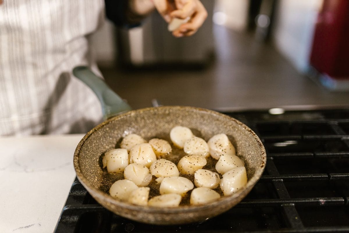 Coquilles Saint-Jacques de début octobre : bien les choisir entières et saisir les noix sans les durcir
