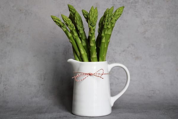 Asperges blanches sauce mousseline : la grande classe du printemps