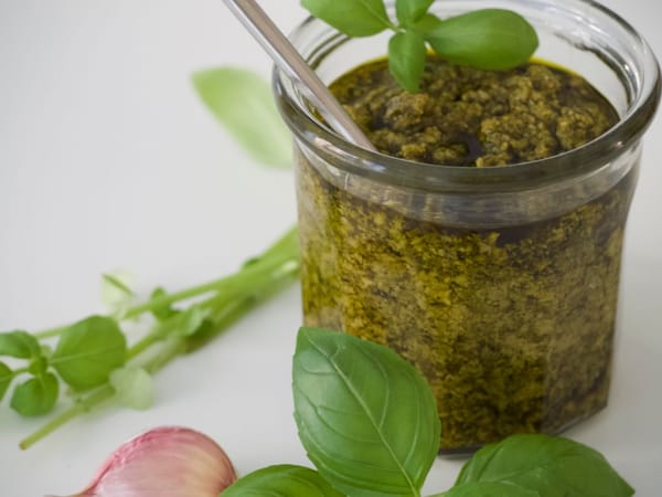 Pesto maison au basilic : le condiment qui ensoleille toutes les pâtes