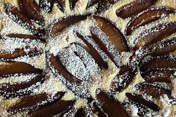 Clafoutis aux reines-claudes de fin d'été : pourquoi fariner les prunes avant de les incorporer les empêche de couler au fond du moule